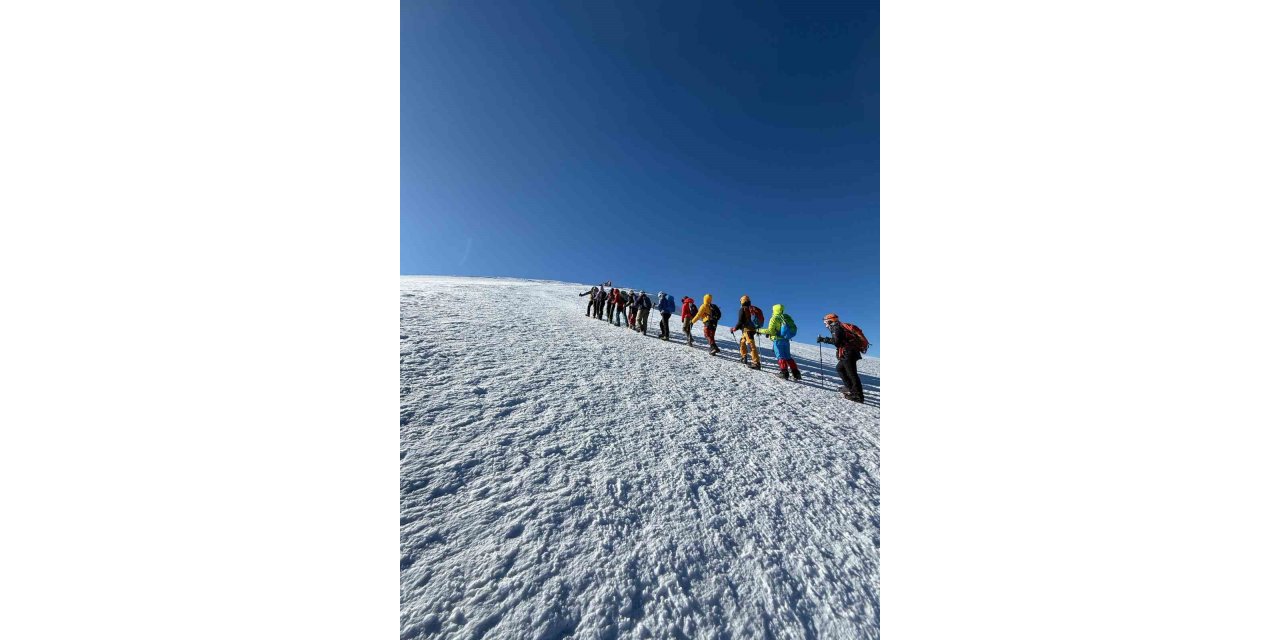 İstanbul’dan gelen dağcılar Ağrı Dağı’nın zirvesine çıktı