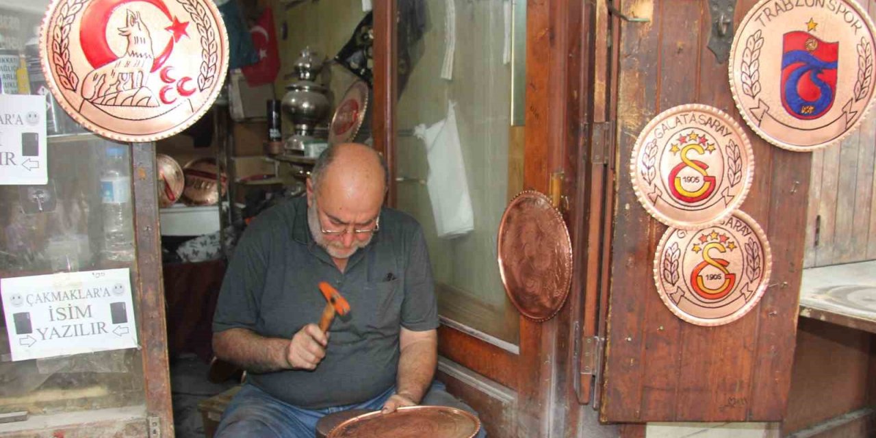 Gaziantep'te türkü söyleyerek bakıra şekil veriyor