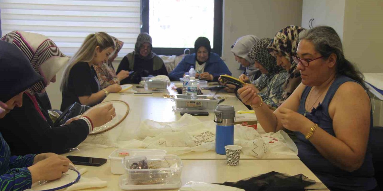 Gaziantep'te kadınlar tel kırma sanatıyla aile ekonomisine katkı sağlıyor