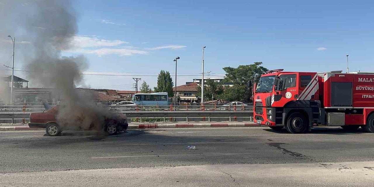 Malatya'da alev alan otomobilini kendi çabasıyla söndürmeye çalıştı