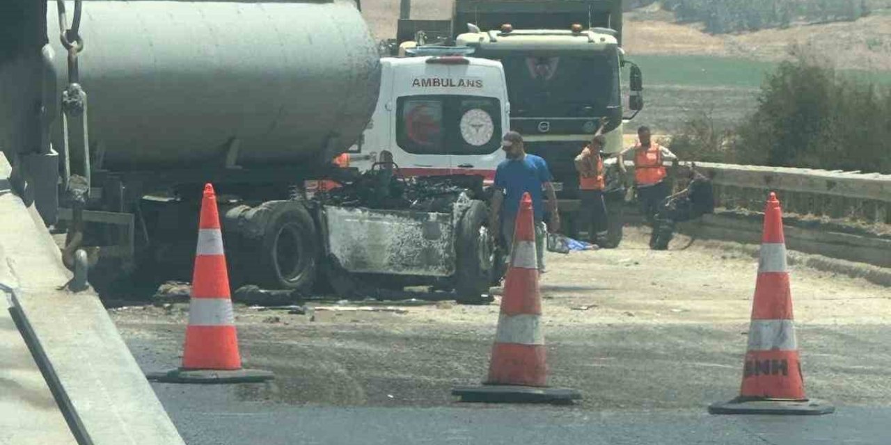 Tanker ile kamyon kafa kafaya çarpıştı: Sürücüler hayatını kaybetti