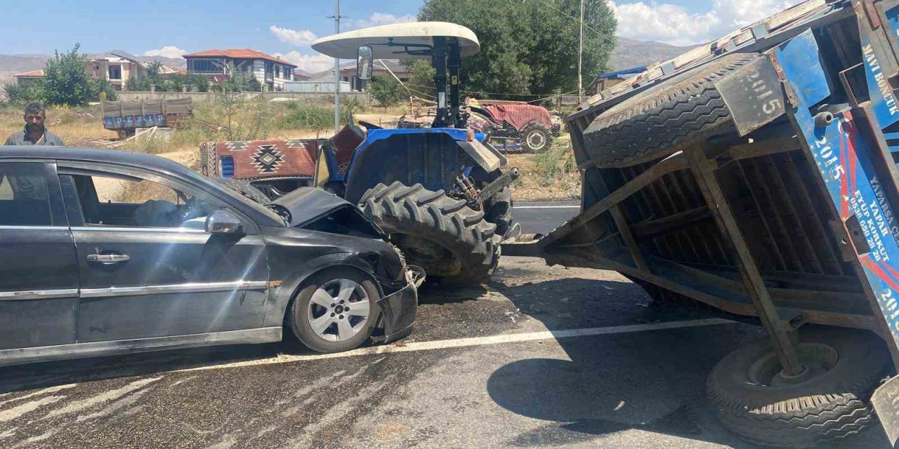 Doğanşehir’de otomobil, traktör römorkuna çarptı: 2 kişi yaralandı