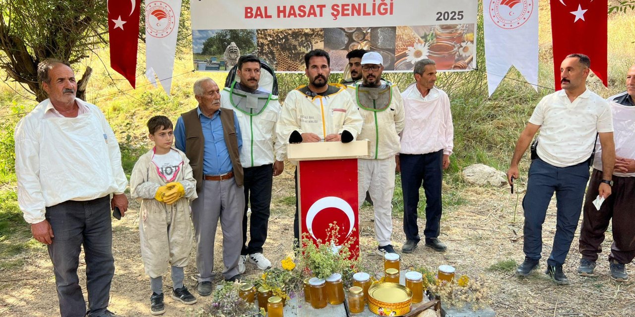 Şemdinli’de ilk kez “Bal Hasat Şenliği” düzenlendi