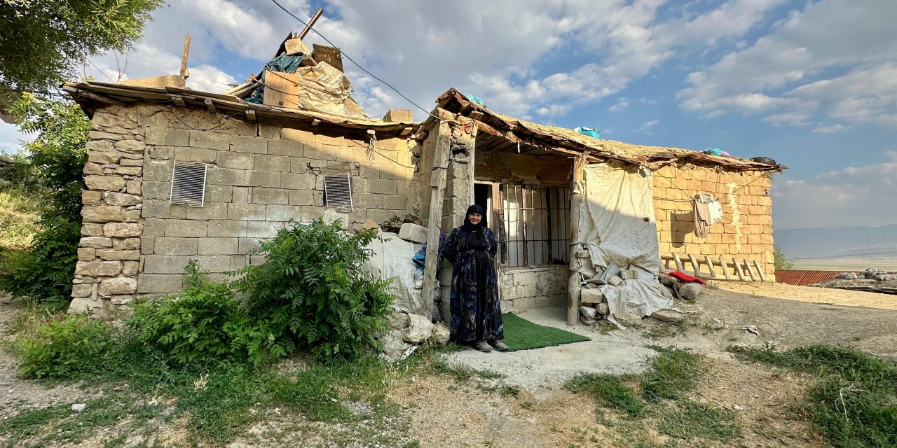 Yüksekova’da yaşlı çift 50 yıllık toprak evde hayata tutunmaya çalışıyor