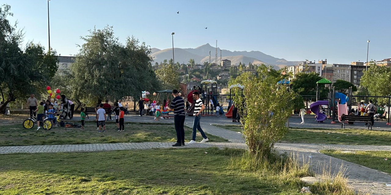 Yüksekova Avaşin Parkı’nda yoğunluk