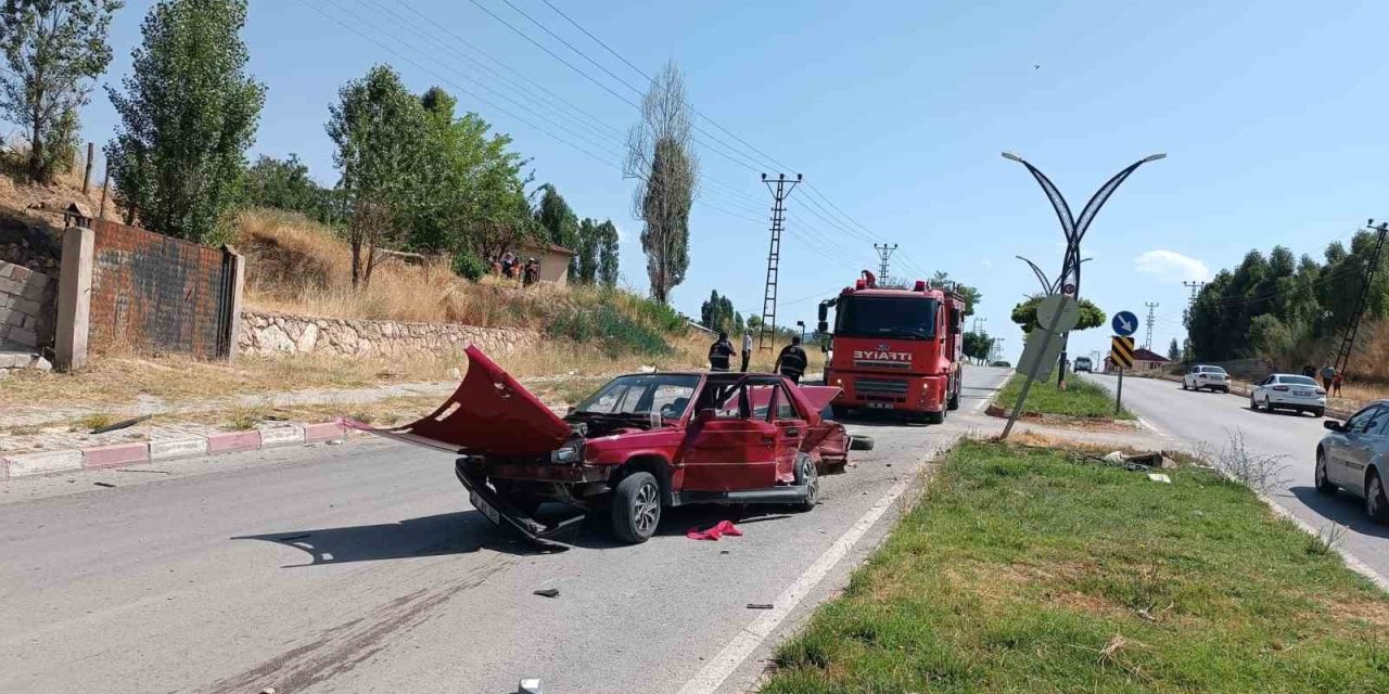 Otomobille kamyonet çarpıştı: 4 kişi yaralandı