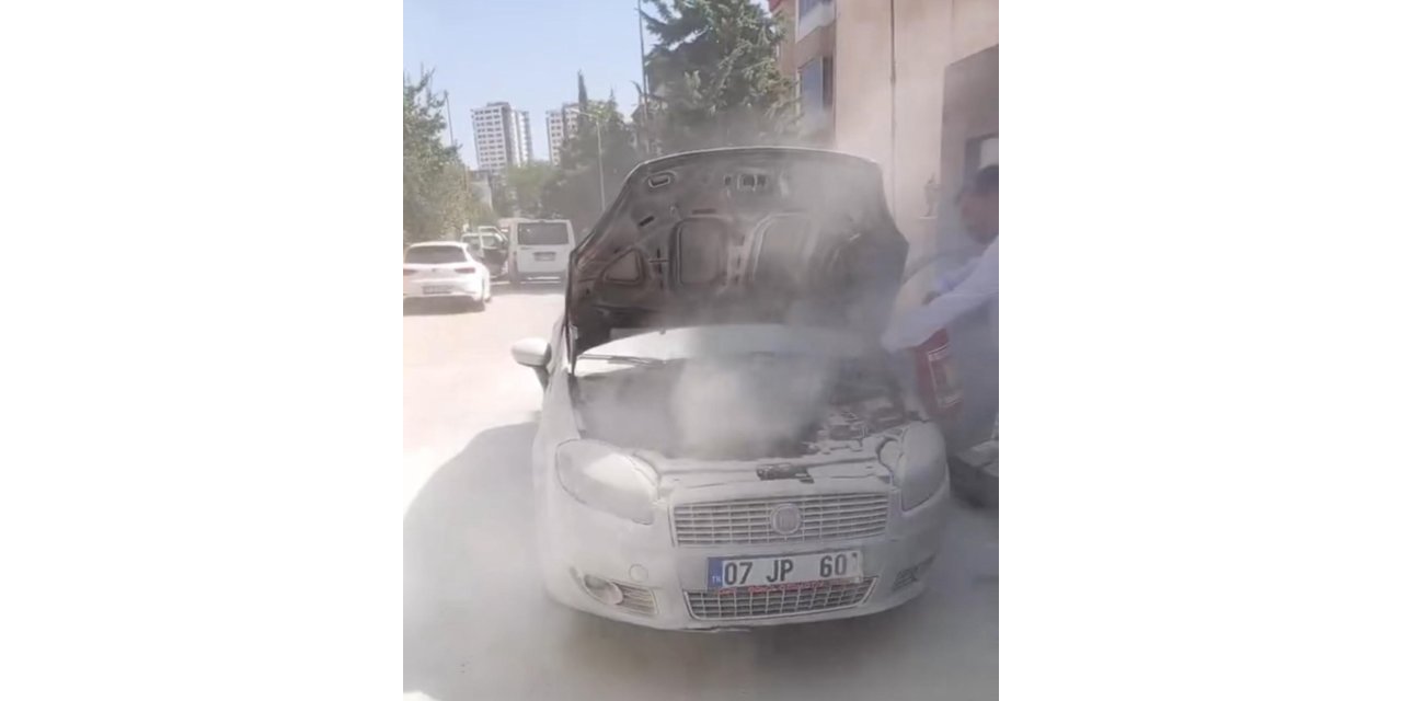 Elazığ’da park halindeki otomobil alev aldı