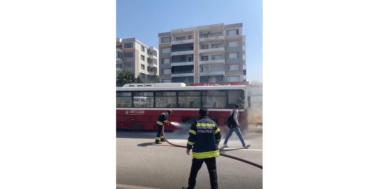 Diyarbakır'da durakta yolcu bekleyen halk otobüsünde yangın