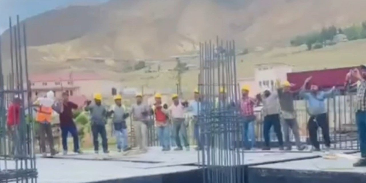 Van'da düğün salonunda çalan müziğe eşlik eden işçiler gülümsetti