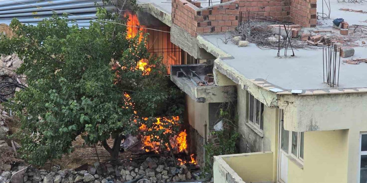 Adıyaman Besni’de ev yangını paniğe neden oldu