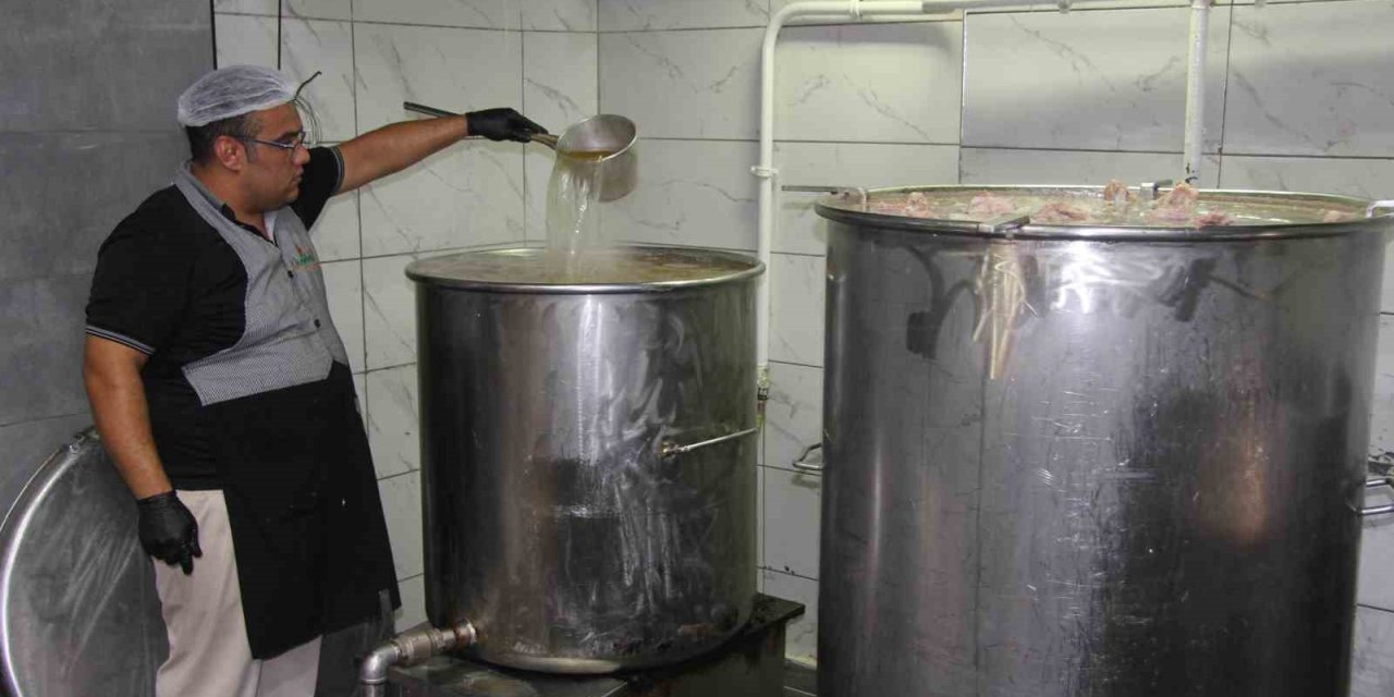 12 saat piştikten sonra sofraya gelen lezzet: Gaziantep mutfağının en sevilen yemeği Beyran