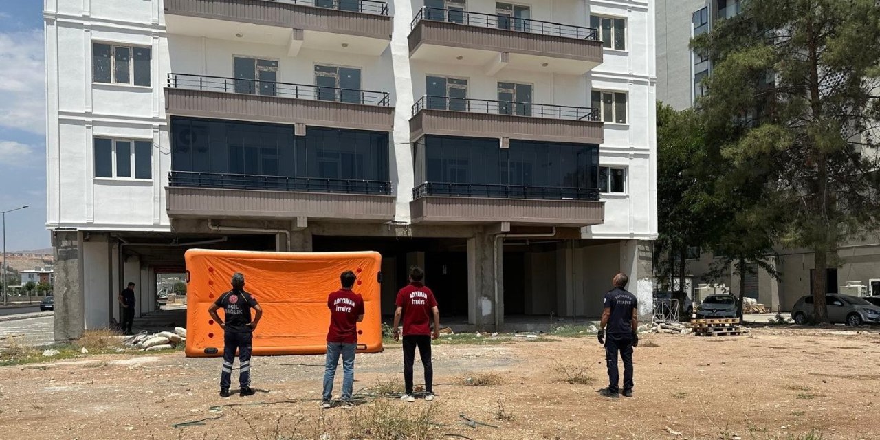 Adıyaman'da paralarını alamadıklarını iddia eden iki işçi binanın tepesine çıktı