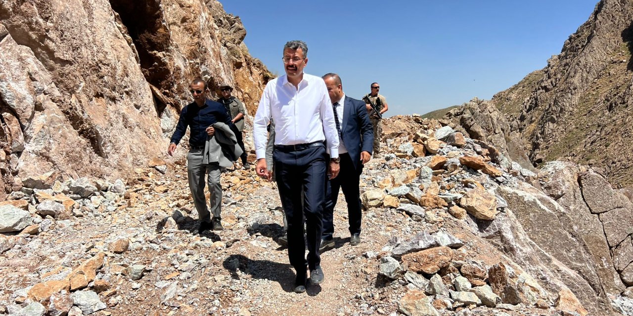 Vali Çelik, Yüksekova'daki Kandilli yolunda incelemelerde bulundu