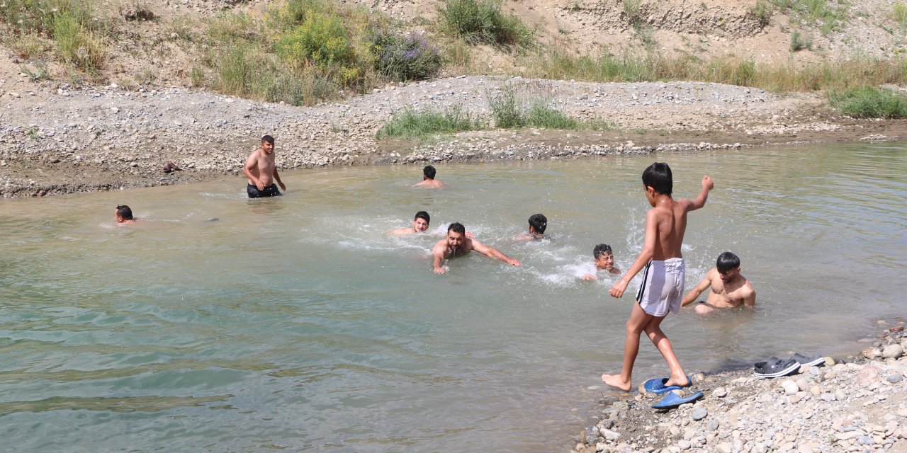 Yüksekova'da sıcaklardan bunalanlar derede serinliyor