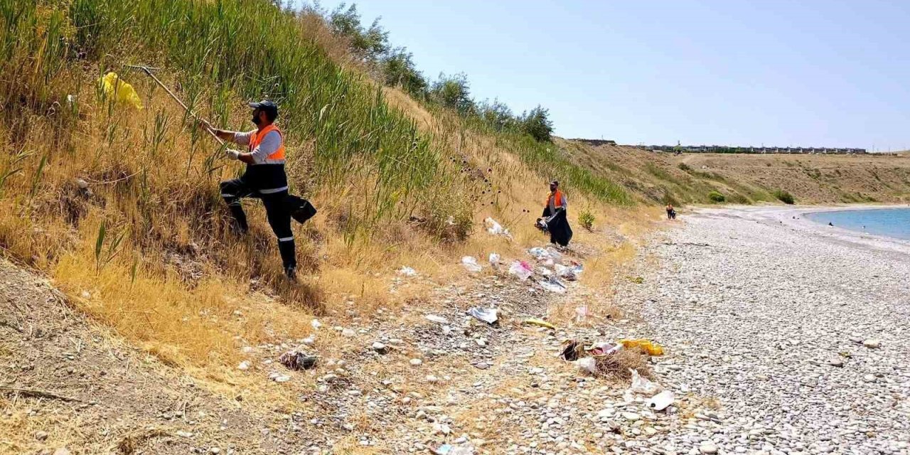 Van Büyükşehir Belediyesinden ‘Mavi Bayraklı Halk Plajı’nda temizlik