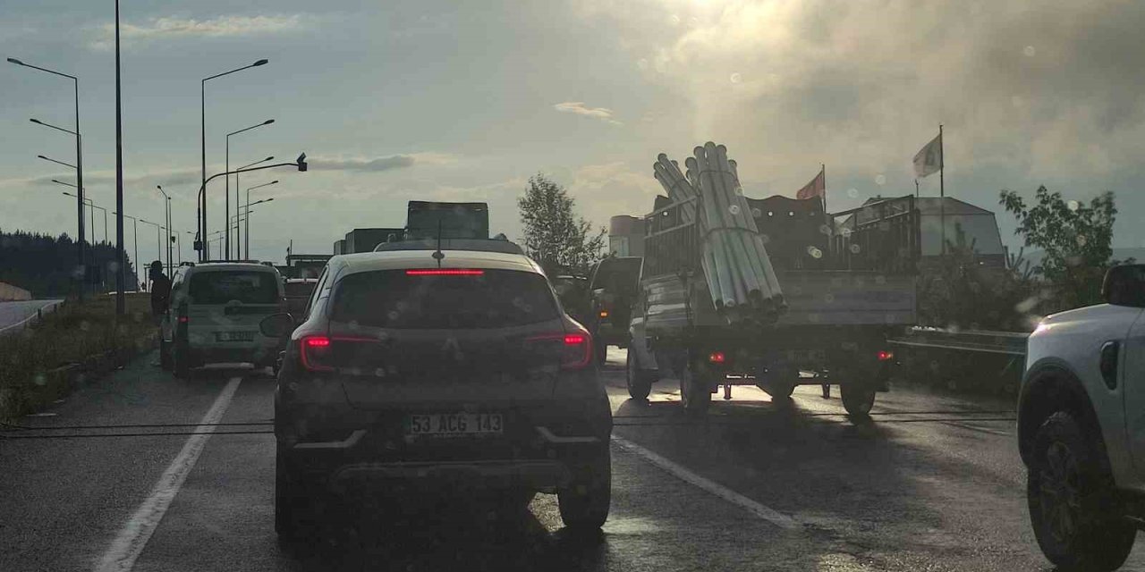 Ardahan'da kayan tır yolu kapattı: 4 kilometrelik kuyruk oluştu