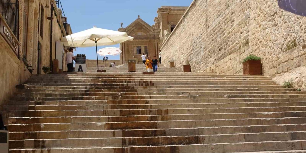 Mardin’de sıcaklar arttı, sokaklar boşaldı