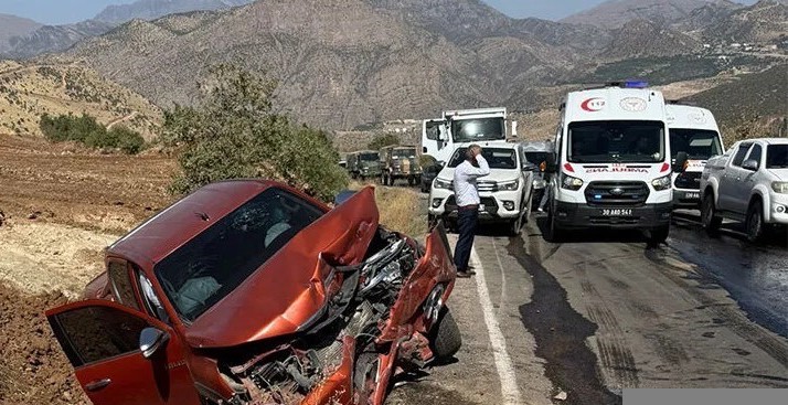 Çukurca yolunda trafik kazası: 3 yaralı