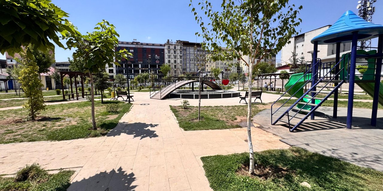 Yüksekova’da parklar İŞKUR destekli işçilerle temizleniyor