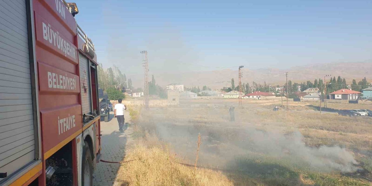 Başkale’de anız yangını söndürüldü