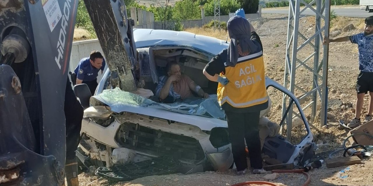 Freni boşalan hafif ticari araç aydınlatma direğine çarptı: 1 kişi yaralandı