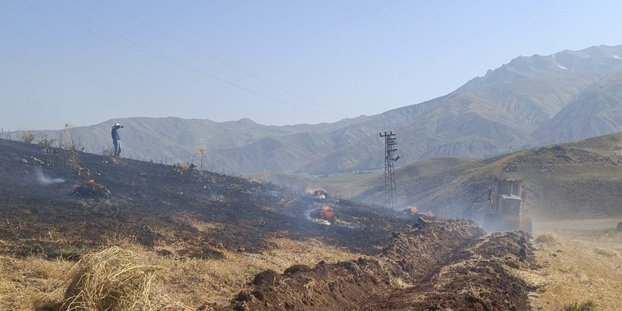 Yüksekova’da anız yangınına kepçeli müdahale