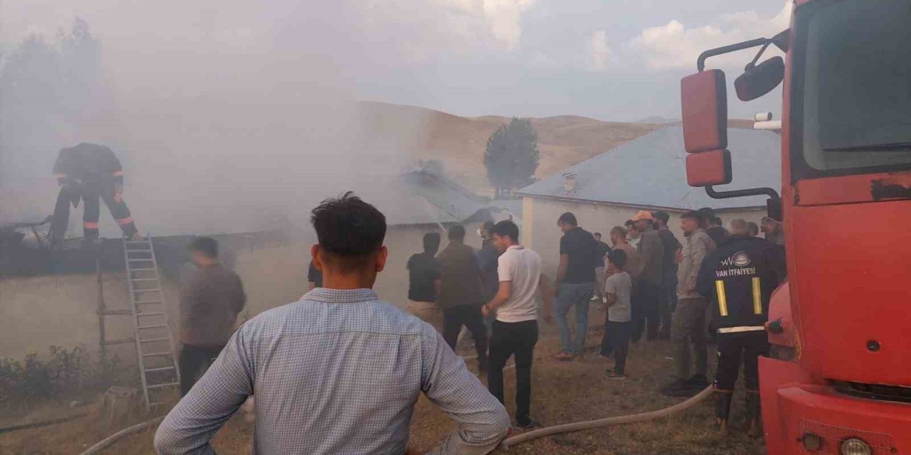 Özalp’te meydana gelen yangında maddi hasar