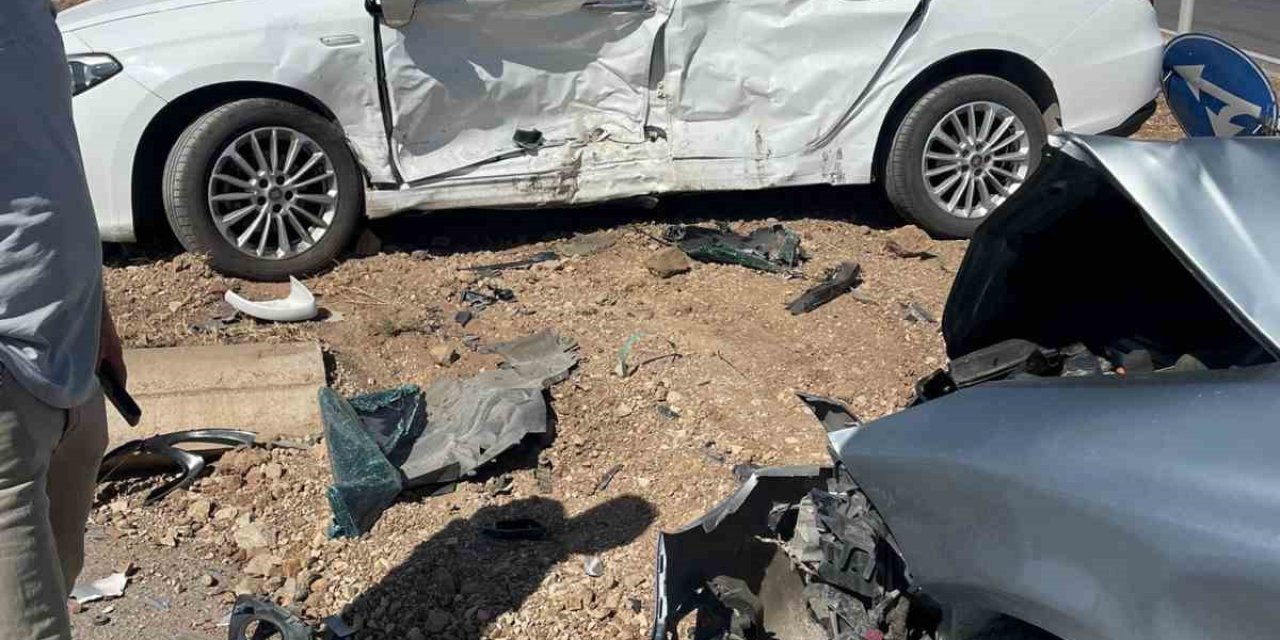 Bingöl’de otomobiller çarpıştı: 2 kişi yaralandı