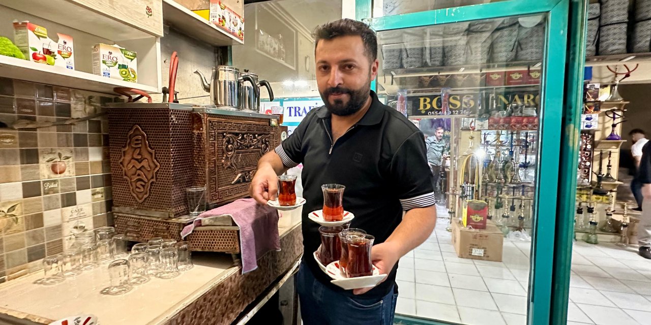 26 yıllık çaycı Özkan: “Bardak çay 10 TL ama giderler belimizi büküyor”