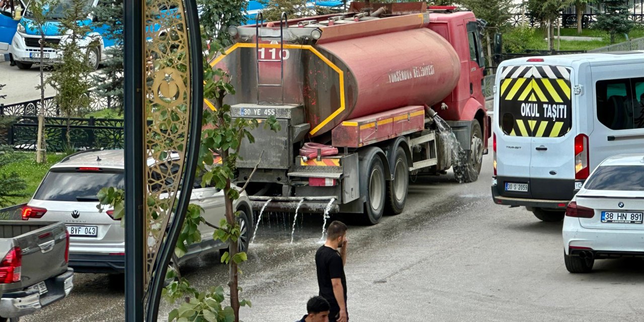 Yüksekova Belediyesi sıcak havalarda cadde ve sokakları suluyor