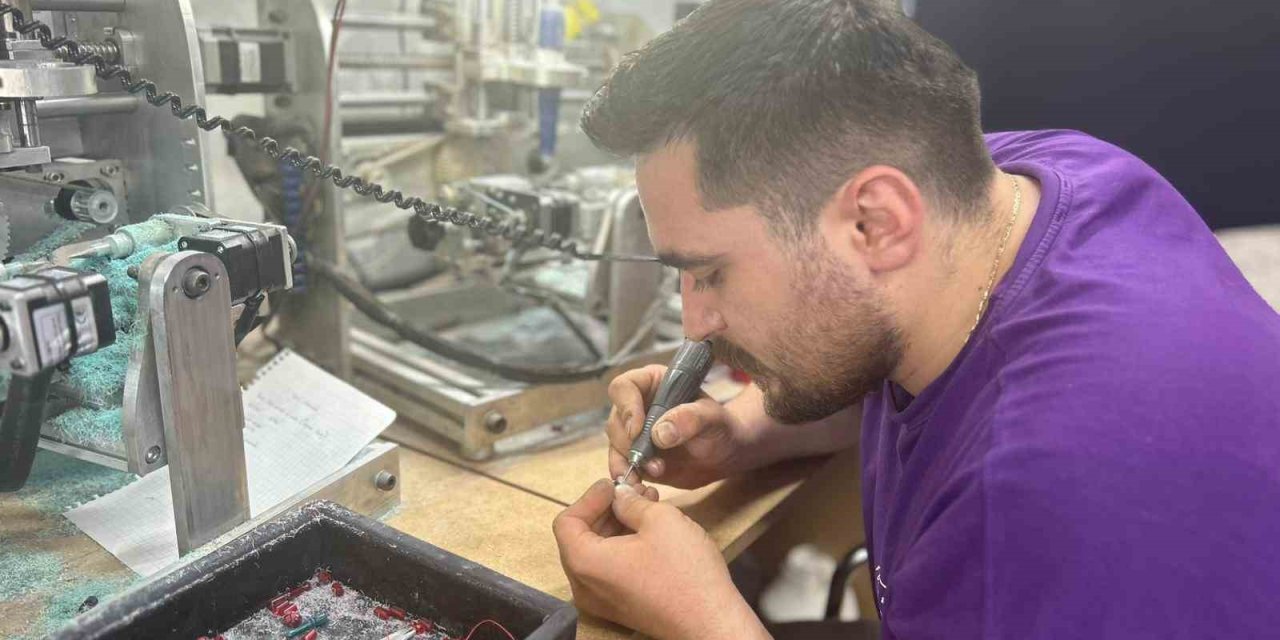 Van’ın tek gümüş kakma ustası mesleğini sürdürüyor