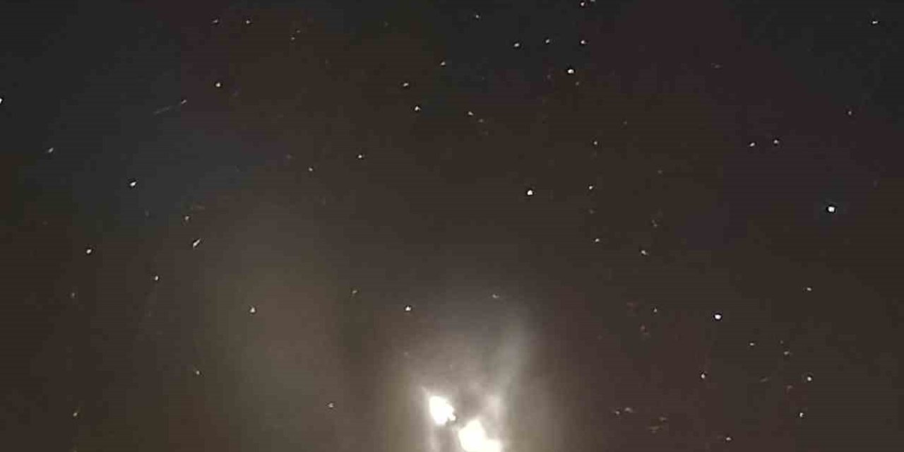 Gece saatlerinde gökyüzünde görülen ışık hüzmesi heyecanlandırdı