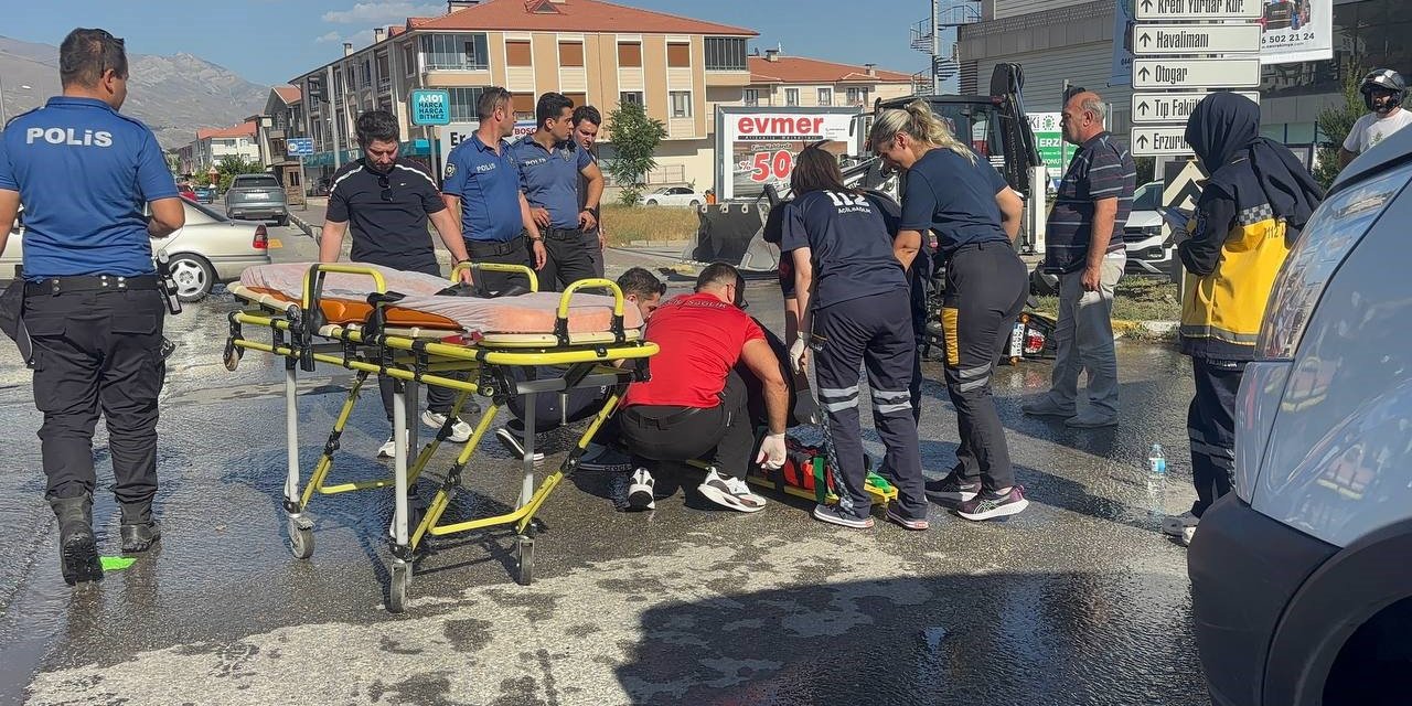 Erzincan’da otomobil ile motosiklet çarpıştı: 2 kişi yaralandı
