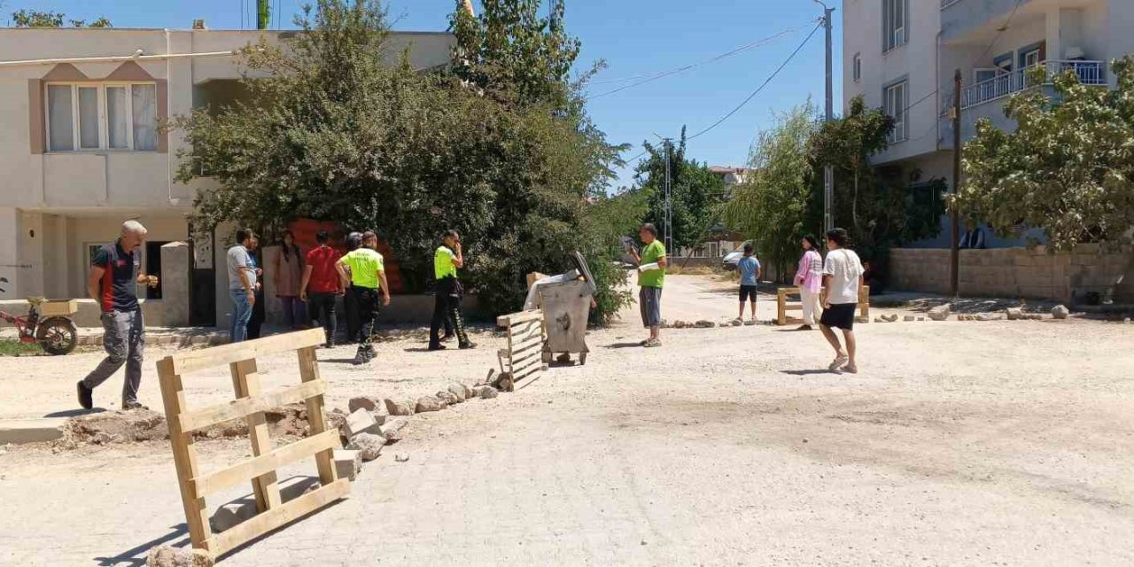 Adıyaman'da vatandaşlardan tozlu yol eylemi