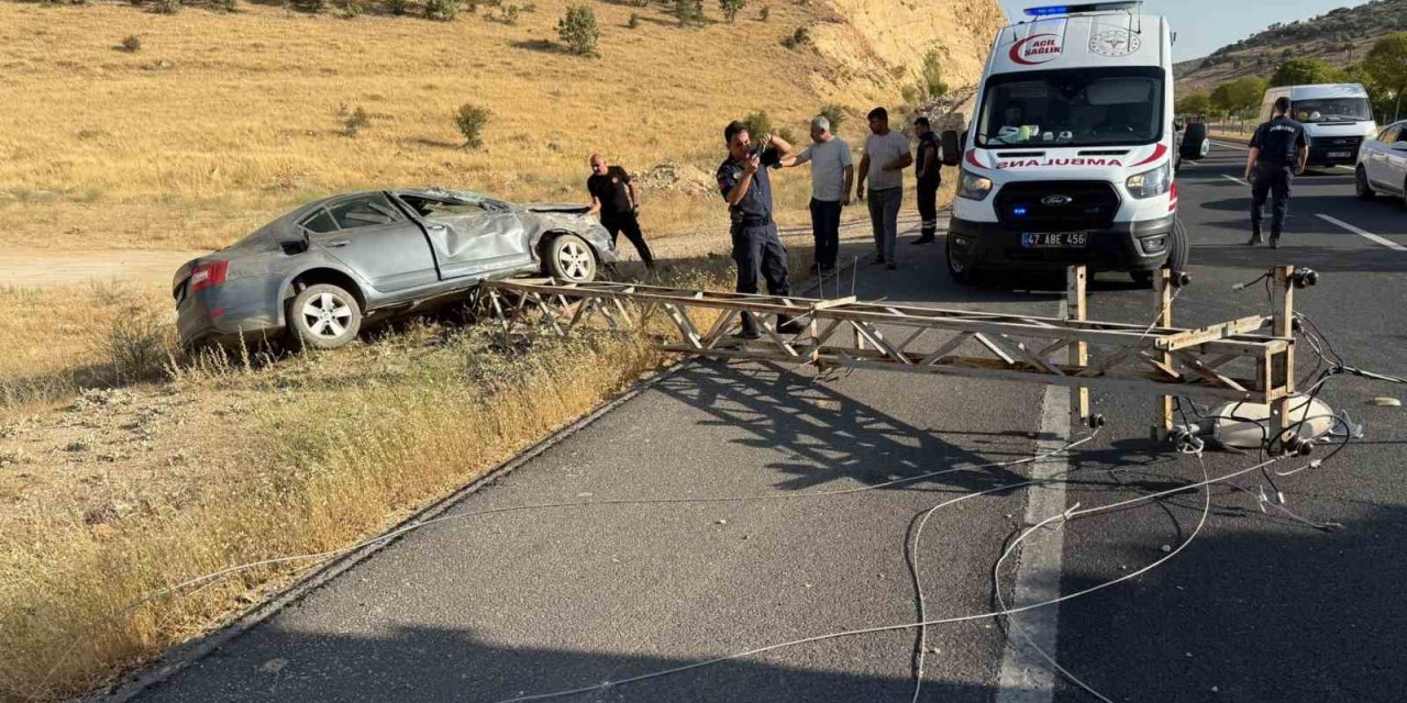 Mardin’de otomobil elektrik direğine çarptı: 3 kişi yaralandı