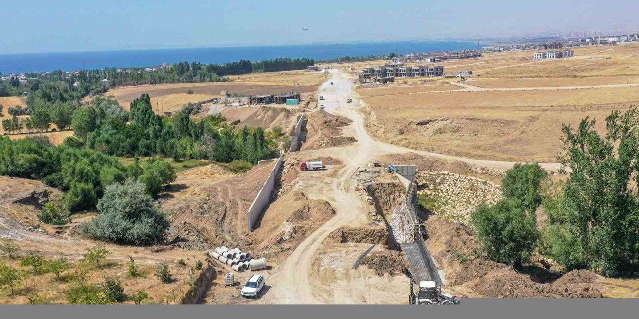 Van Büyükşehir Belediyesi Elmalık Yolu’nda çalışmalarına devam ediyor