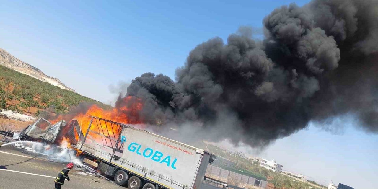 Gaziantep-Nizip otoyolunda park halindeki tıra çarpan tır alev topuna döndü: