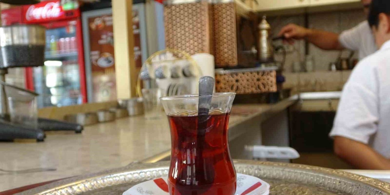 Mardinlilerin kavurucu sıcaklara rağmen çay sevgisi bitmiyor