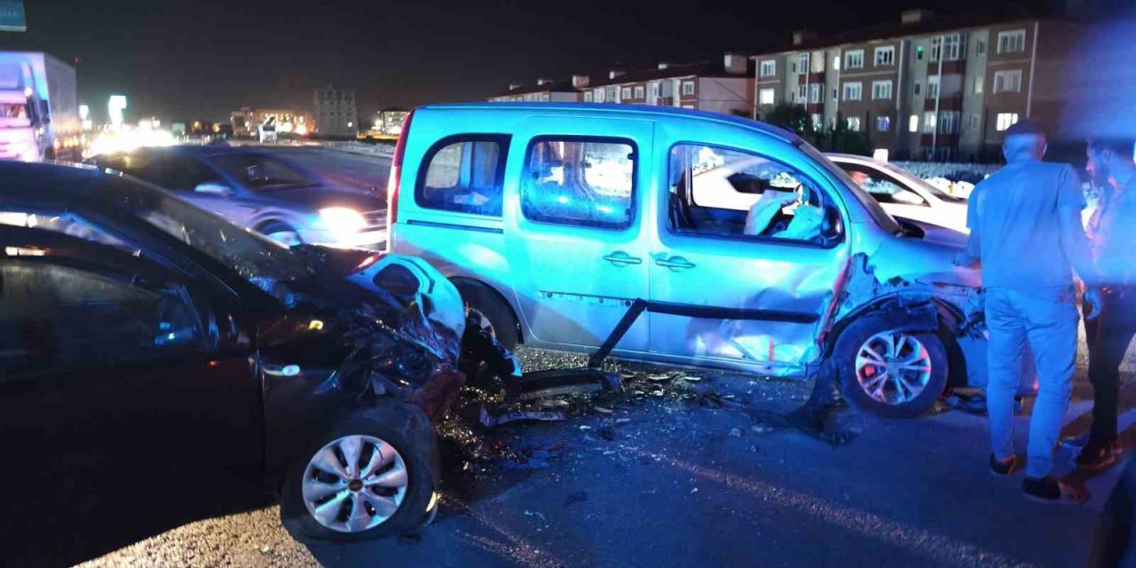 Tatvan yolunda trafik kazası: 6’sı çocuk 14 kişi yaralandı