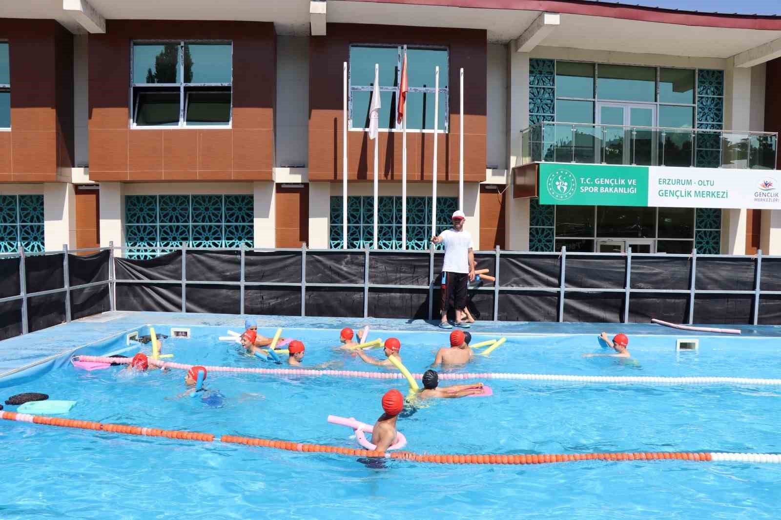 Sıcaktan bunalan çocuklar yüzme kurslarına akın etti