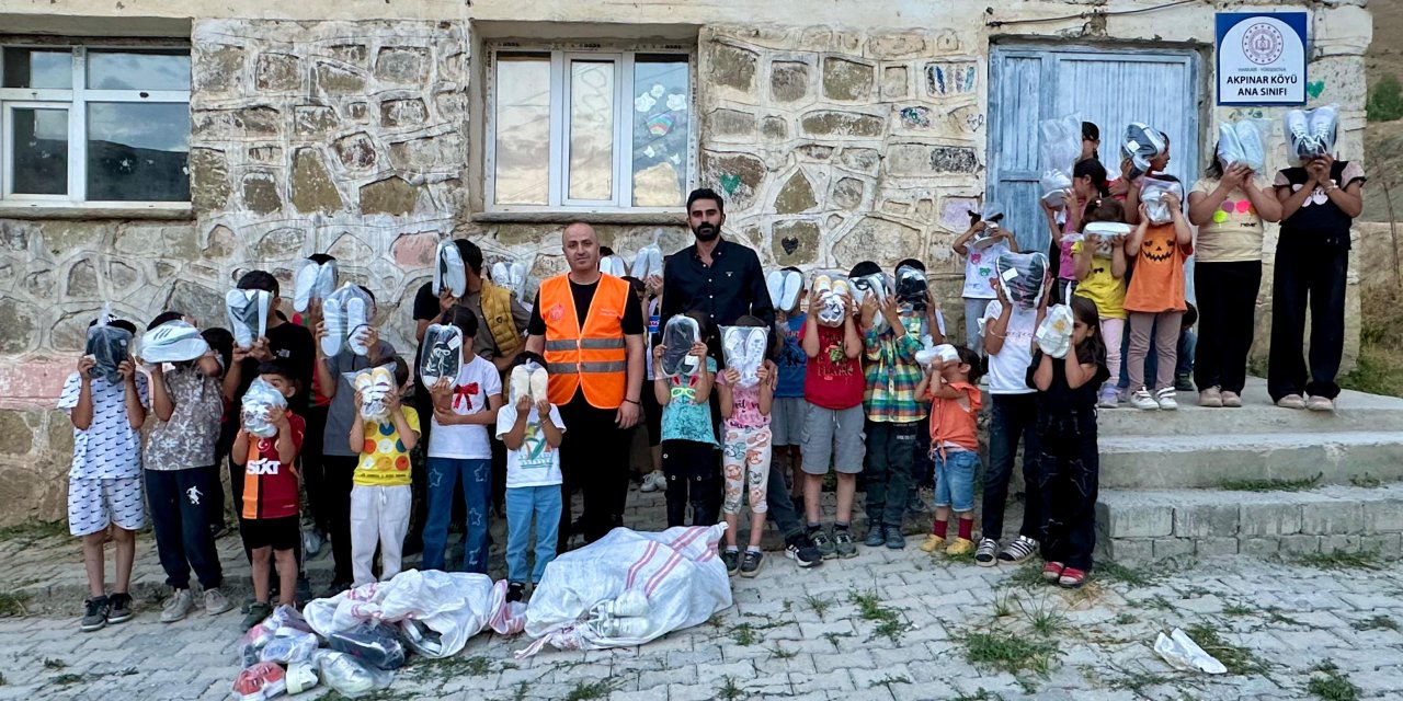 Yüksekova'nın Akpınar Köyü’nde 100 çocuğa ayakkabı desteği