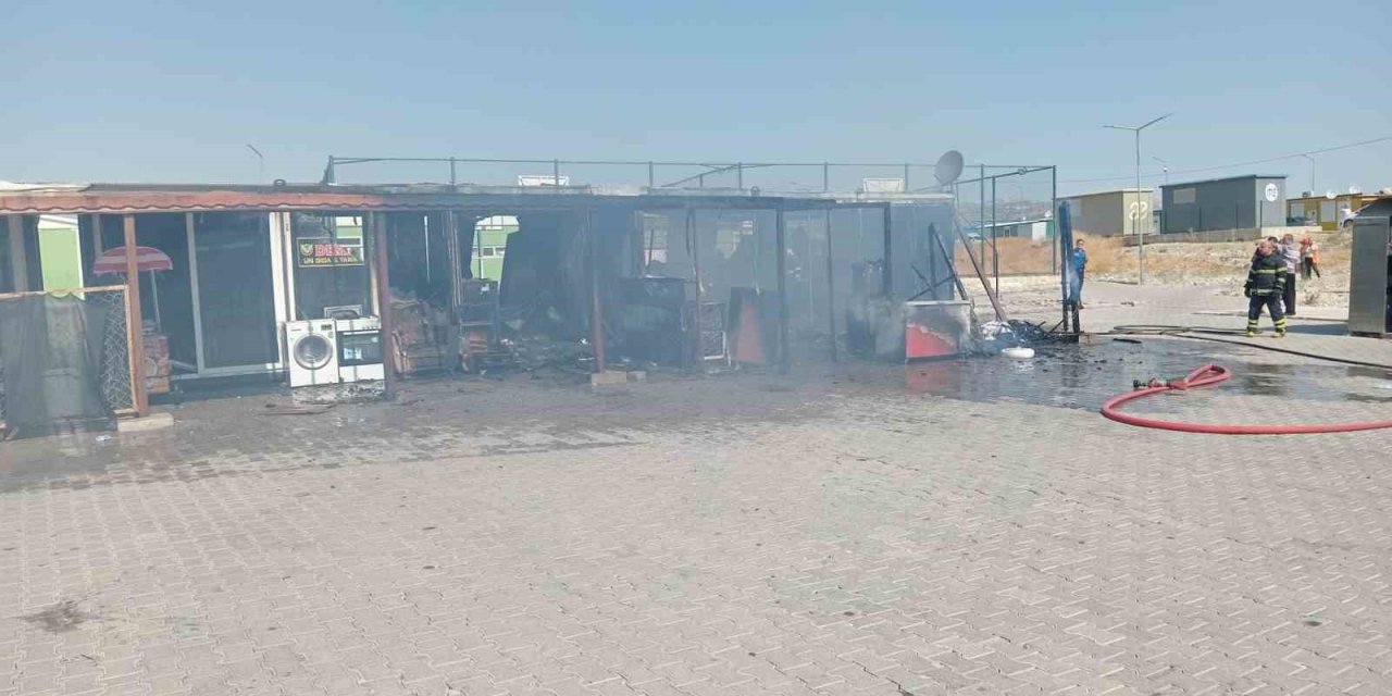 Adıyaman'da iki iş yeri yanarak kullanılamaz hale geldi