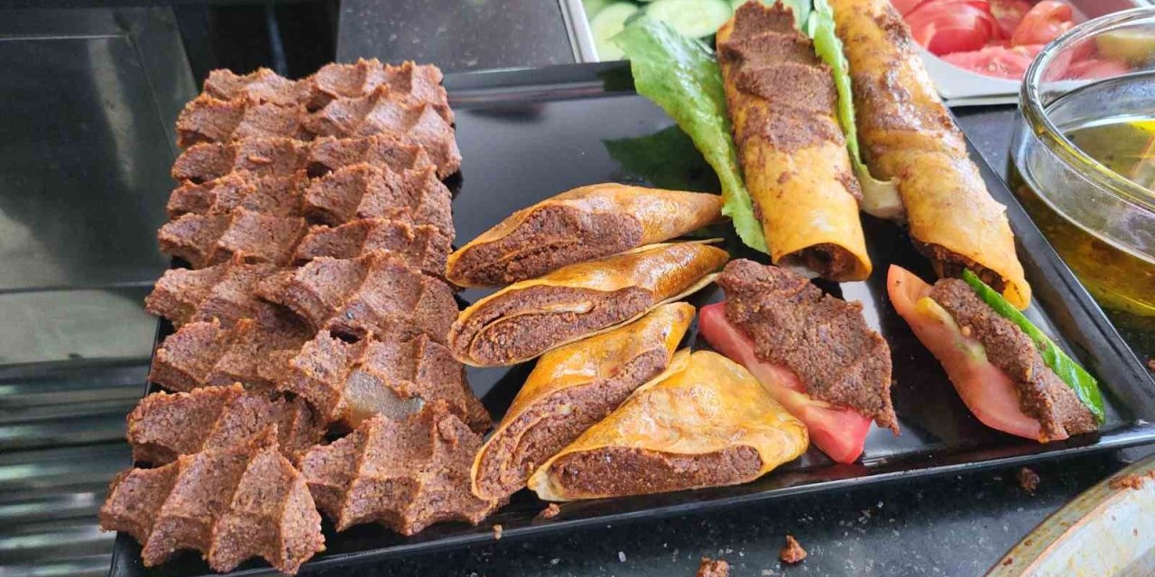 Adıyaman'da 45 derece sıcakta çiğköfteler buzla yoğuruluyor