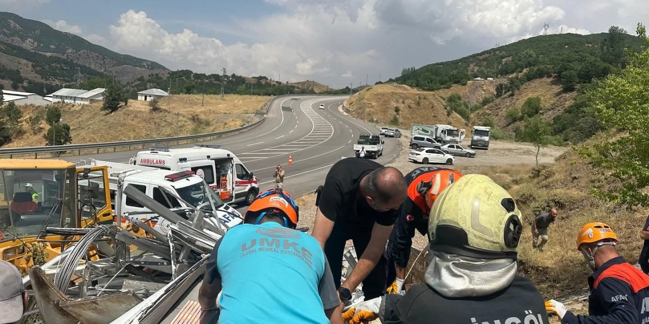 Bingöl’de hurda yüklü pikap devrildi