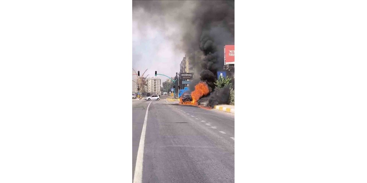 Mardin’de seyir halindeki otomobil alev aldı