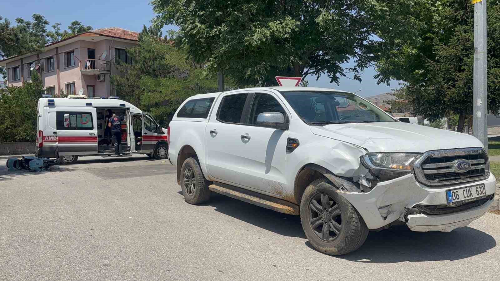 Erzincan’da motosiklet ile hafif ticari araç çarpıştı: 1 yaralı
