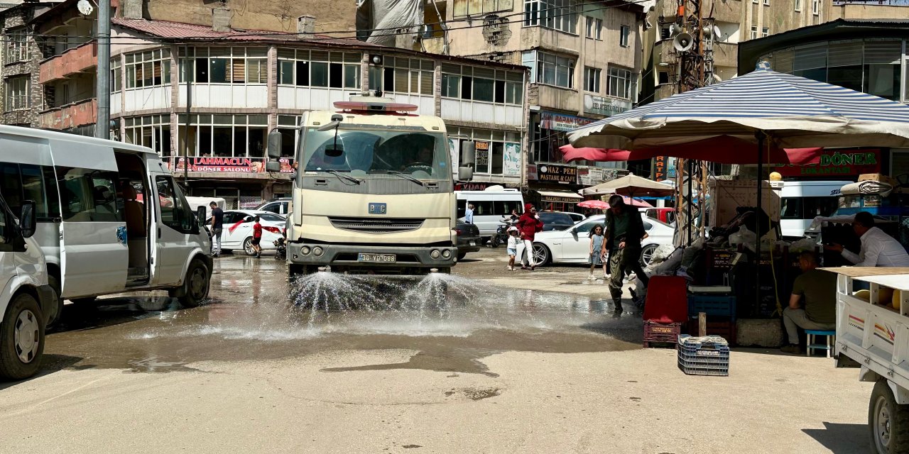 Yüksekova’nın çarşı merkezinde sulama çalışması esnafı memnun etti