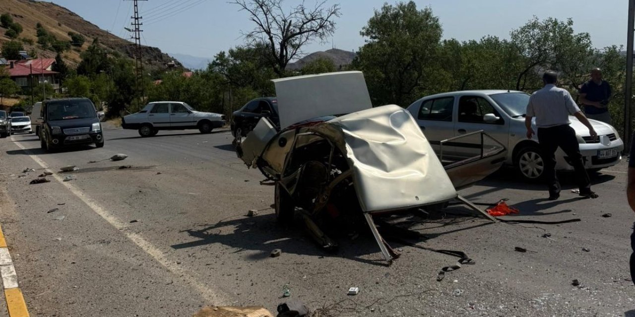 Aydınlatma direğine çarpan Tofaş ikiye ayrıldı
