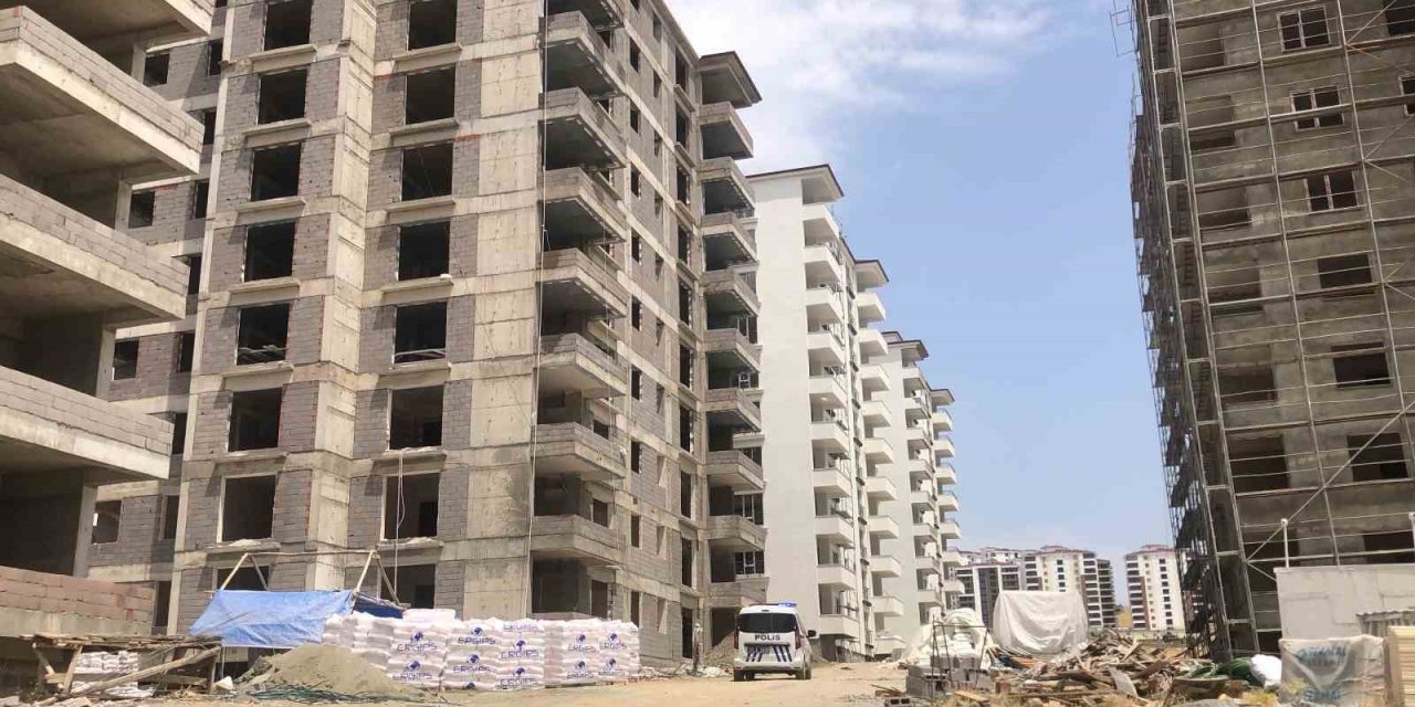 İnşaatın 4’üncü katından düşen işçi hayatını kaybetti