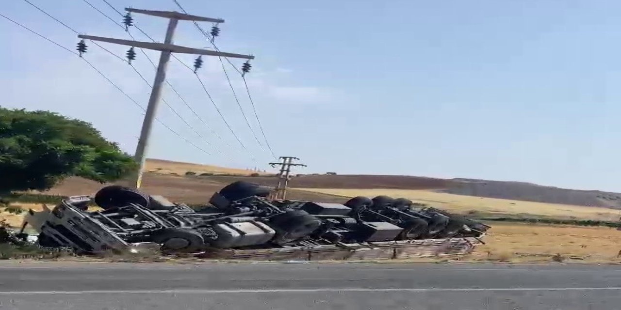 Adıyaman'da devrilen kamyonun sürücüsü yaralandı